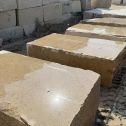 四平 黄金麻方料堆场洗料分选中，原材料充足