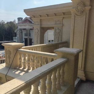 四平 黄金麻别墅外墙干挂雕花配合阳台栏杆花瓶柱