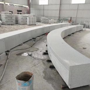 四平芝麻白花岗岩石板材 园林光面弧形坐凳