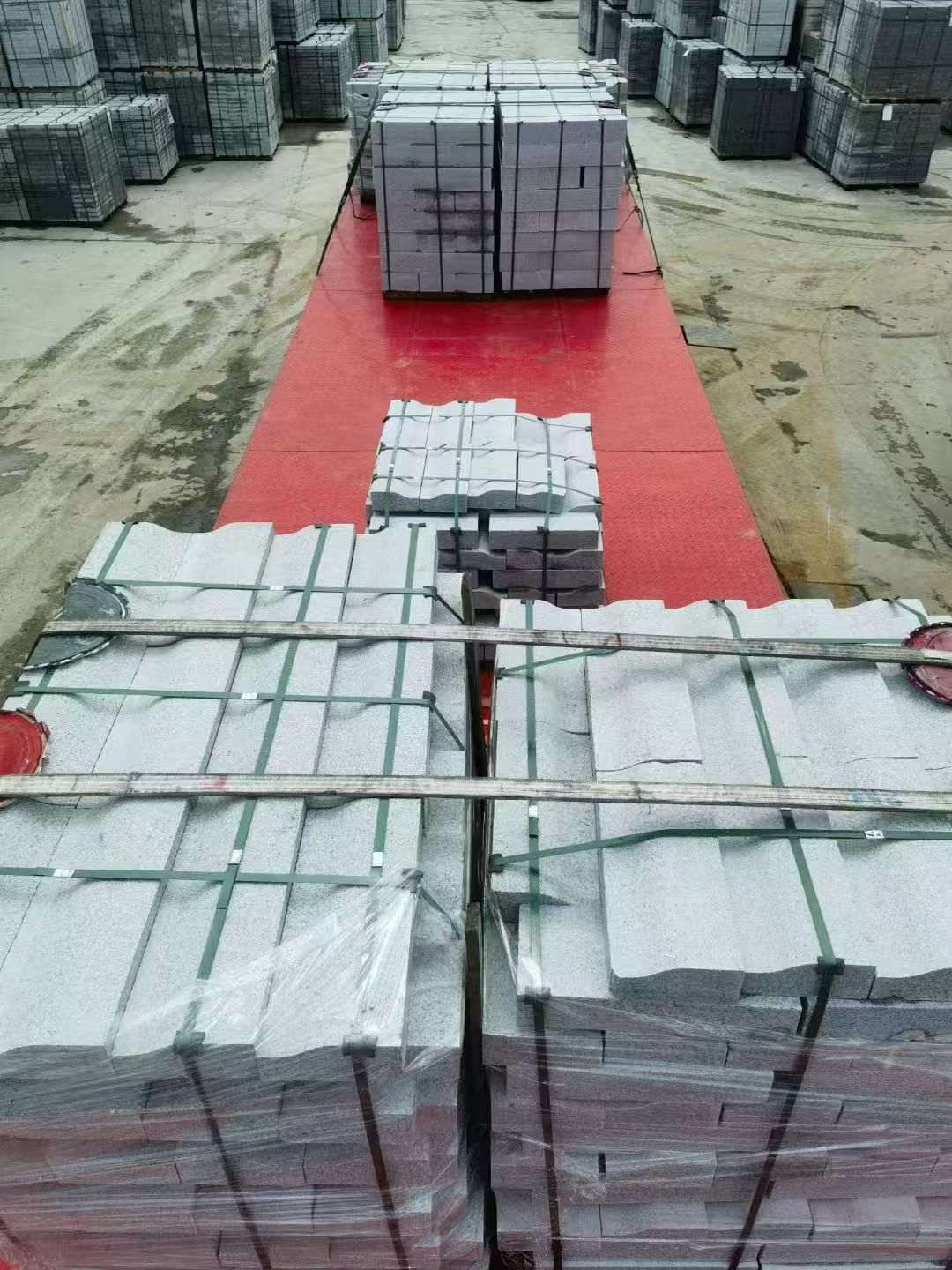 四平 芝麻白仿形加直形路沿石出货日常