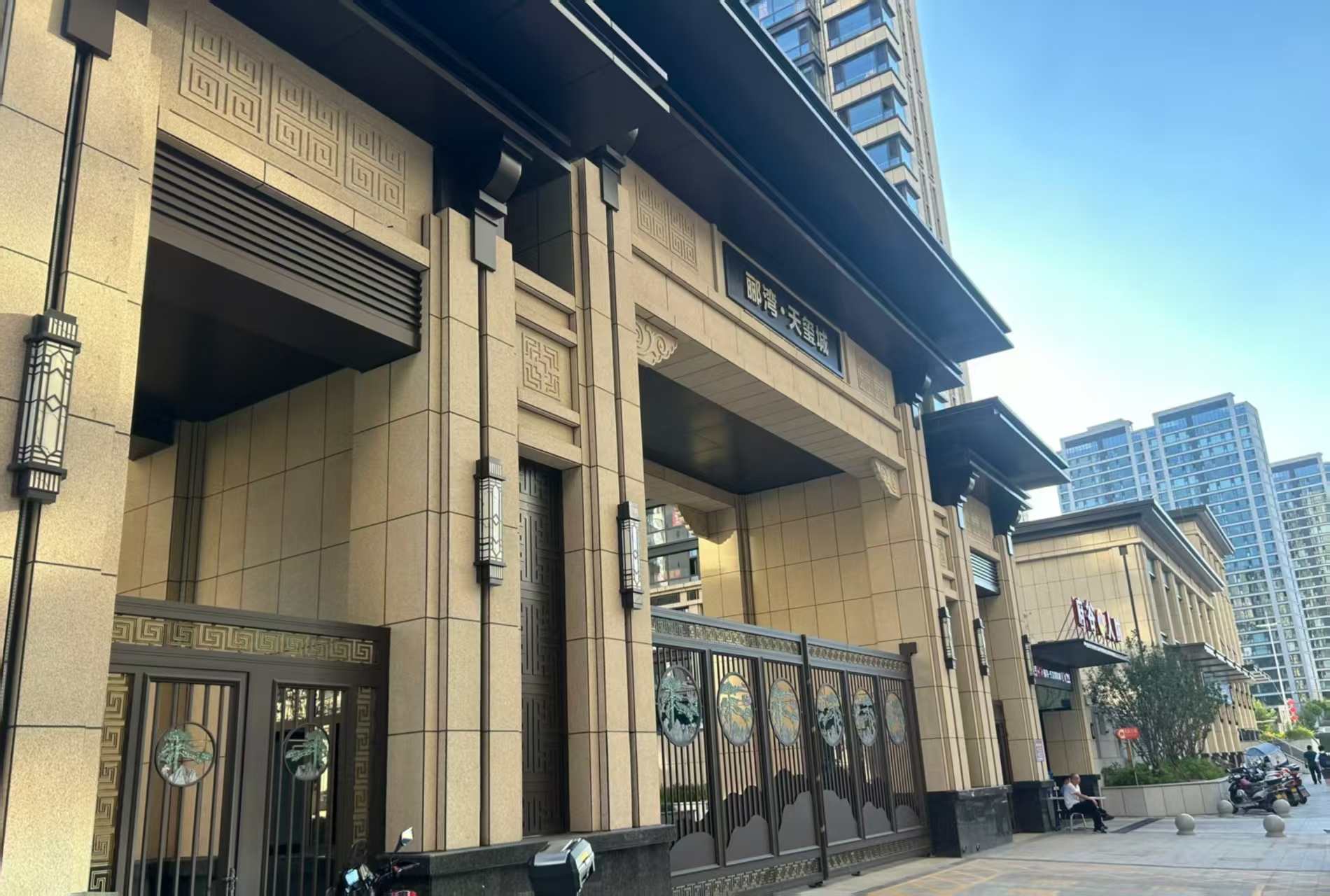 四平 黄金麻花岗岩荔枝面小区门楼外墙干挂