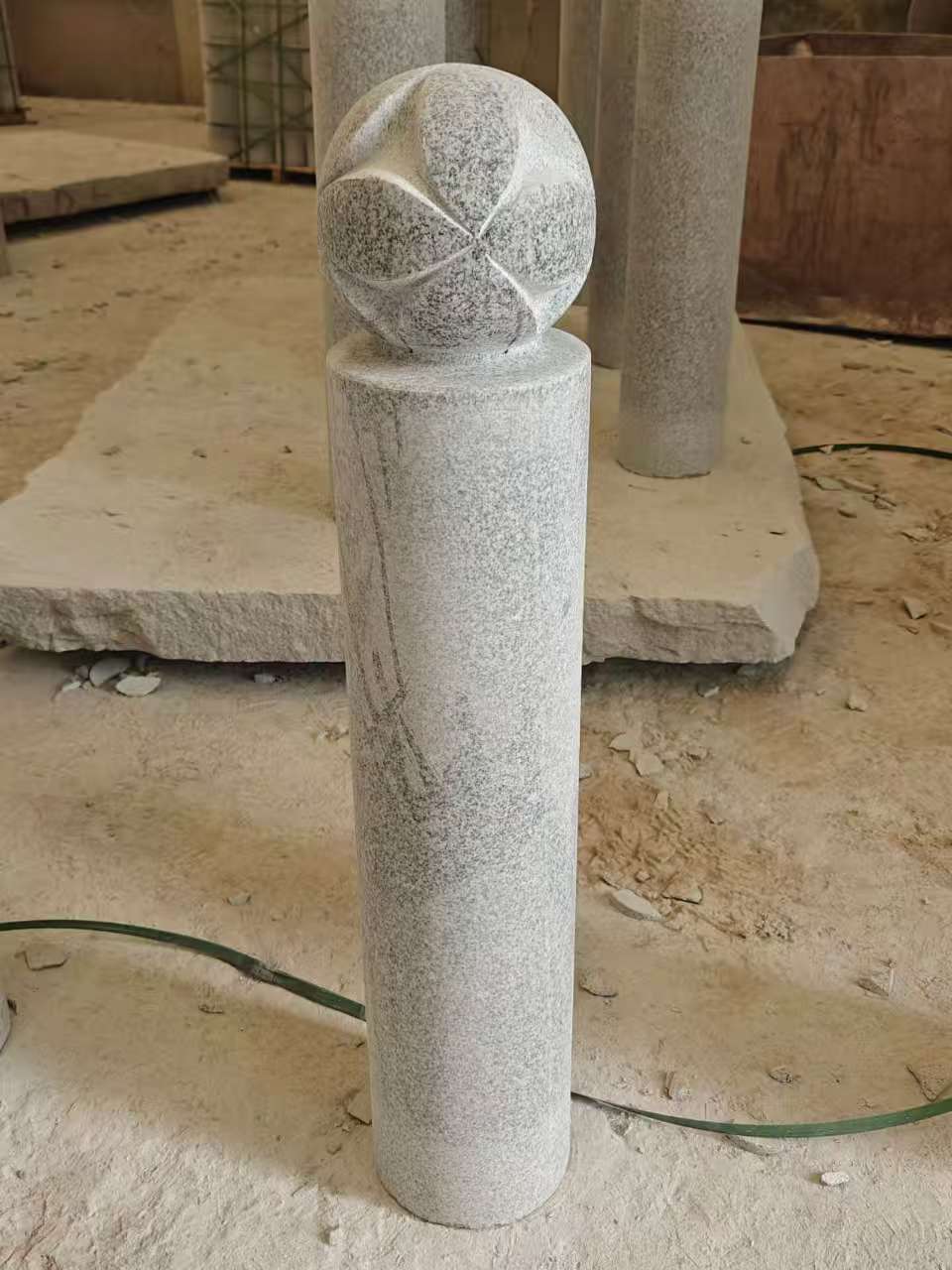 四平 芝麻白花岗岩石材挡车石柱、停车柱、圆柱挡车柱、方柱挡车柱等