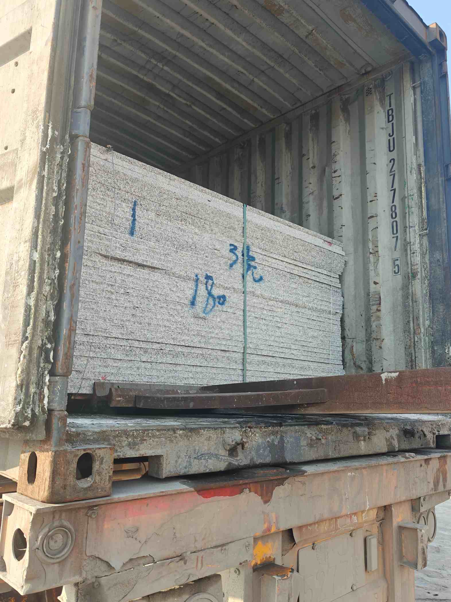 四平 芝麻白花岗岩石材3.0公分光面毛板装柜出货