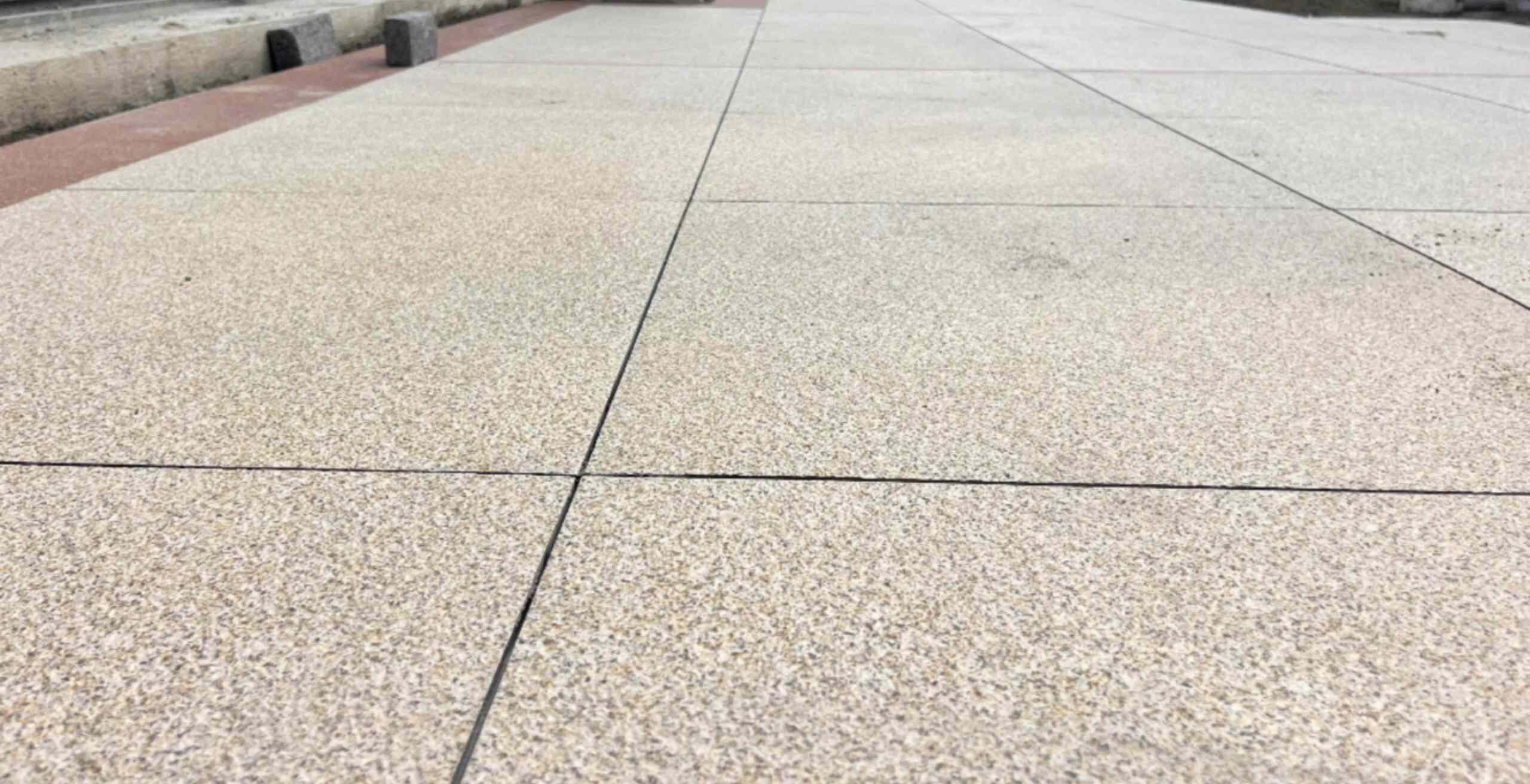 四平 黄金麻花岗岩石板材荔枝面地面铺装效果