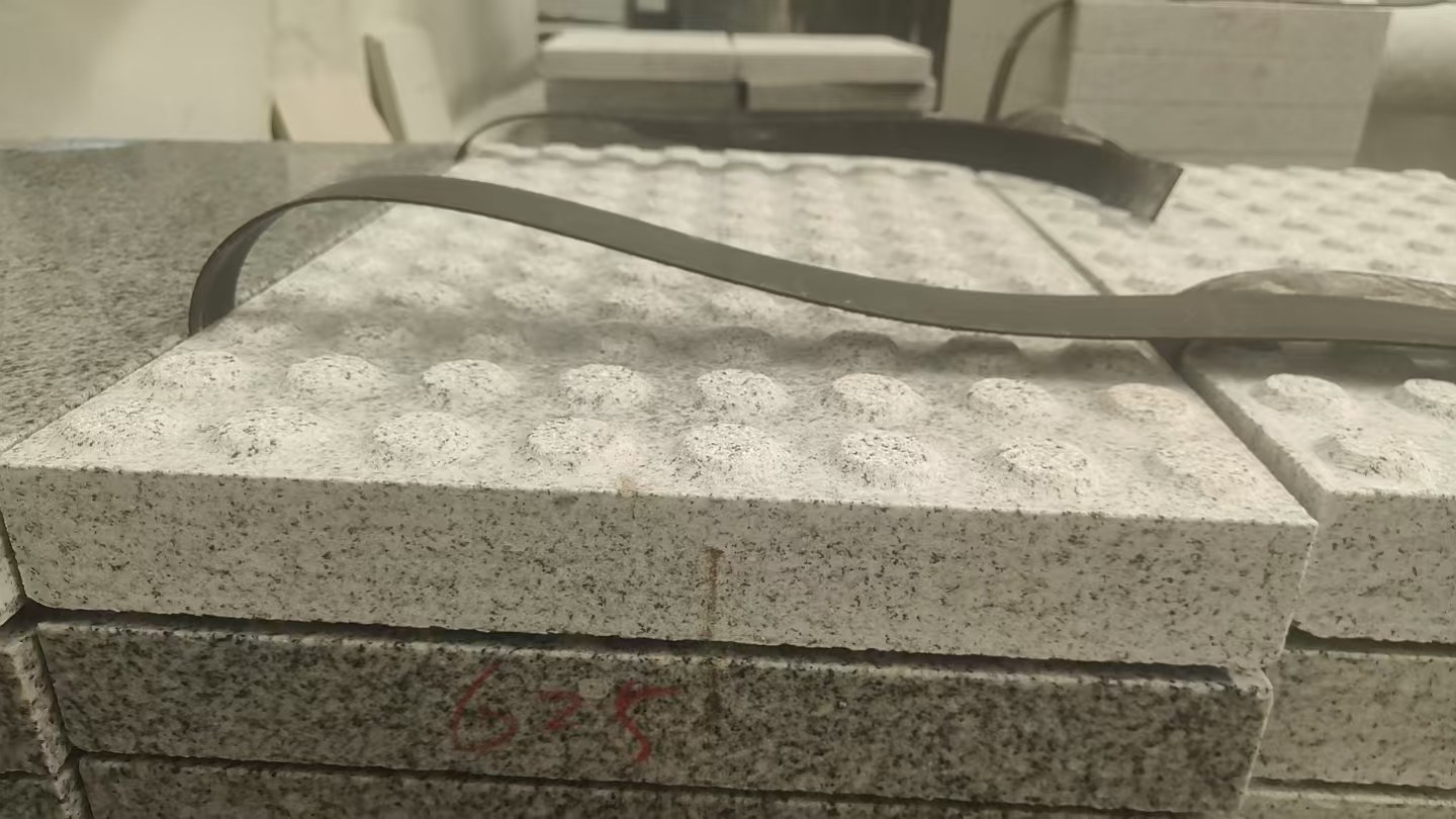 四平 芝麻白花岗岩6.0公分荔枝面五轴加工雕刻盲点