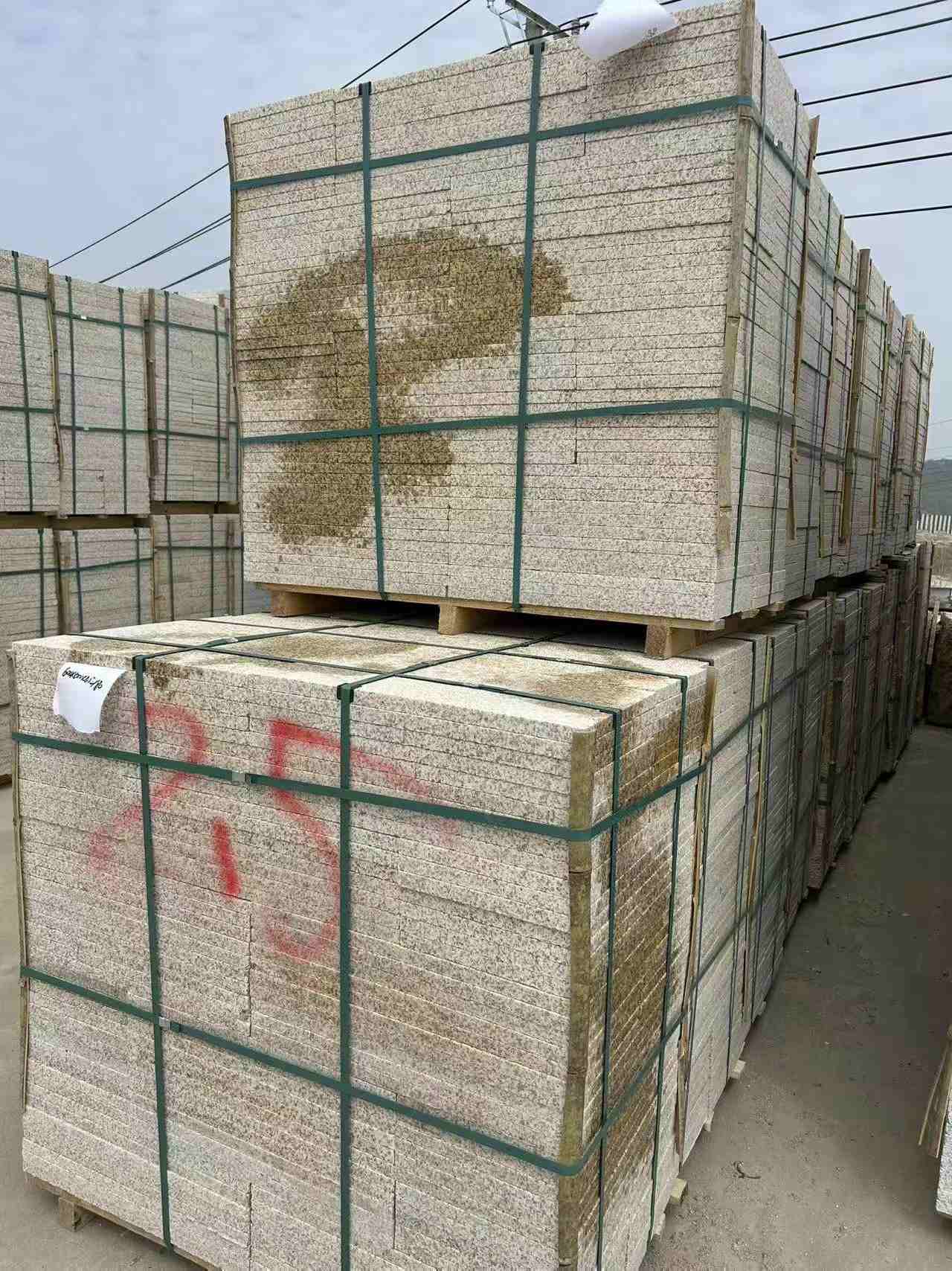 四平 黄金麻花岗岩石材荔枝面地铺石2.5*300*600