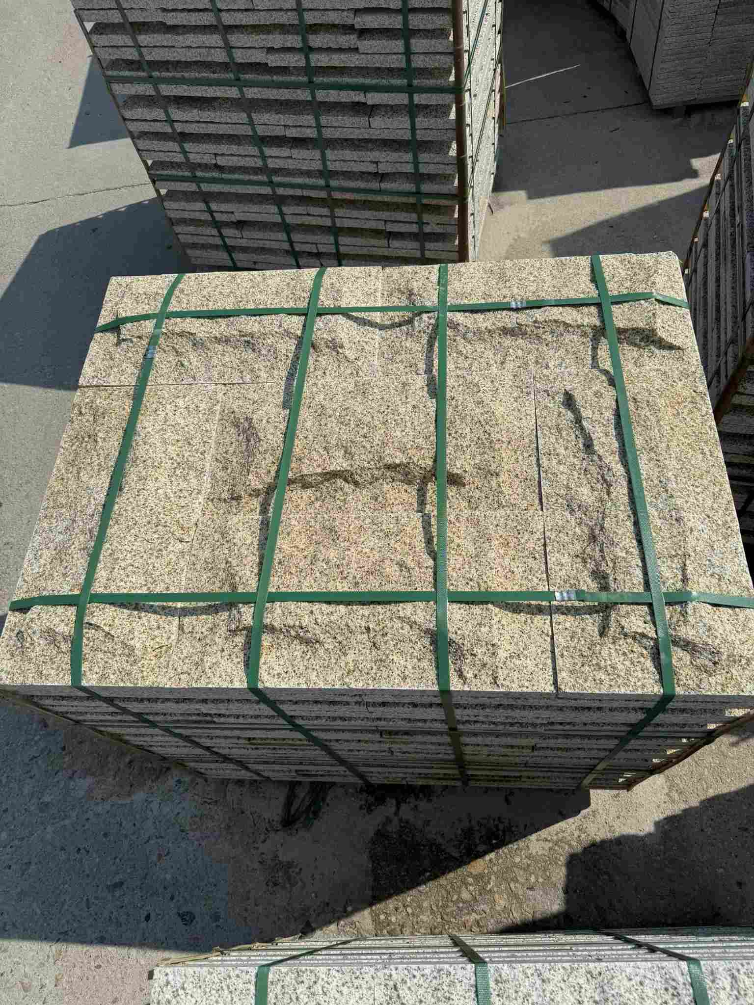 四平 黄金麻花岗岩石材自然面蘑菇石成品