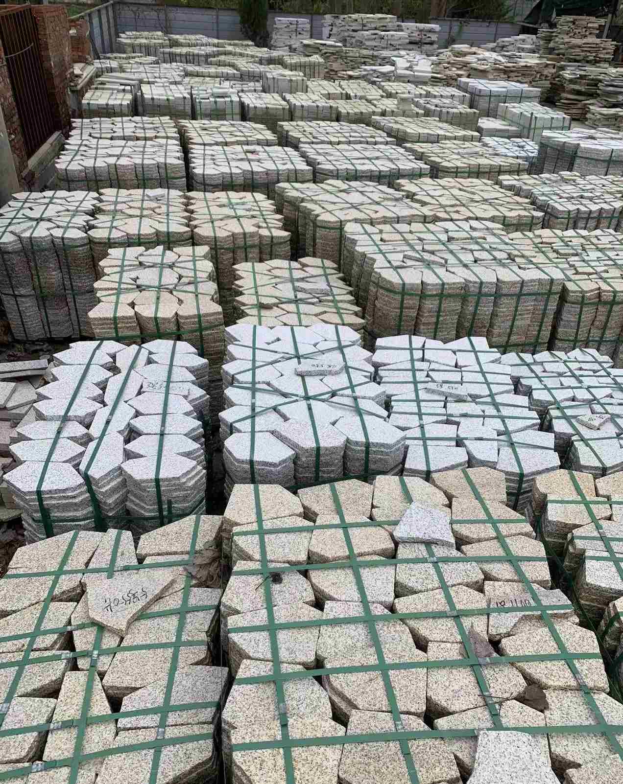 四平 黄金麻白麻花岗岩荔枝面地铺石(冰裂纹)