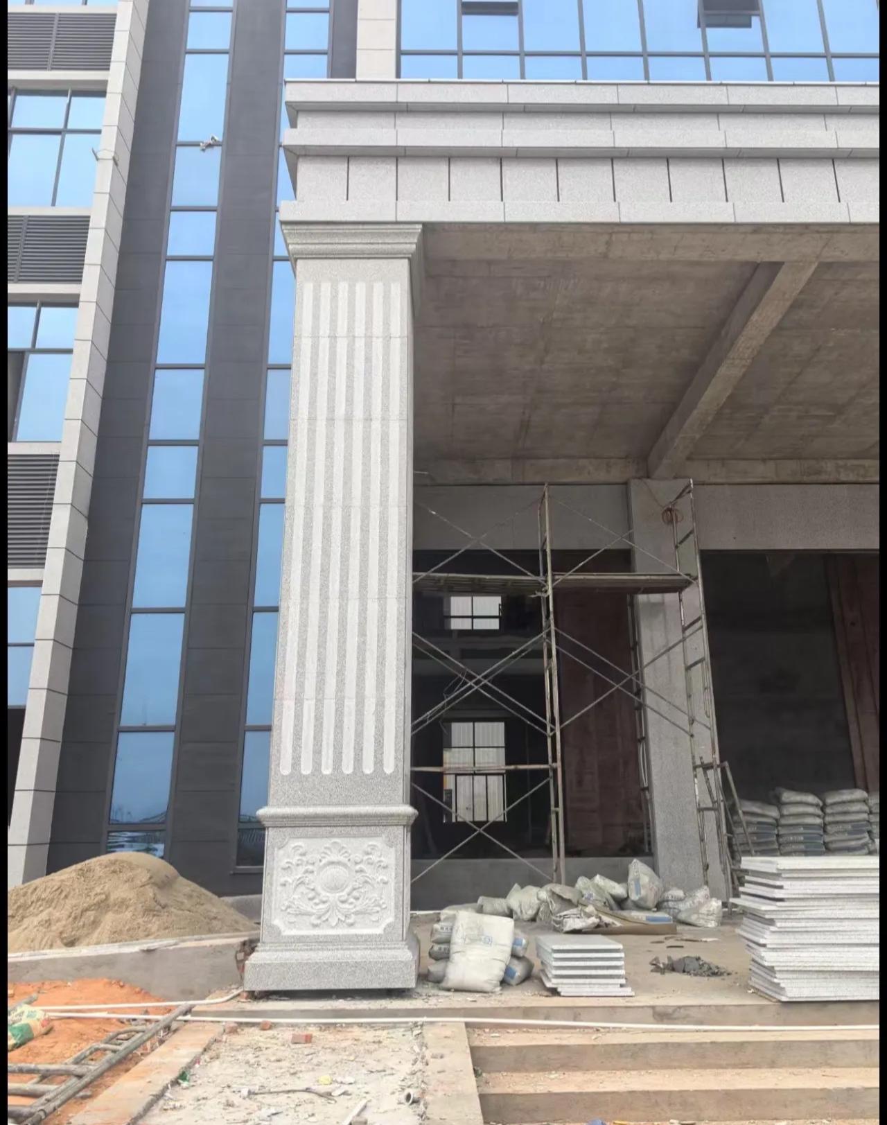 四平 芝麻白光面花岗岩门楼大柱（罗马柱）配雕花底座