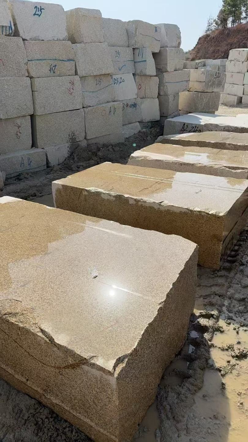 四平 黄金麻方料堆场洗料分选中，原材料充足