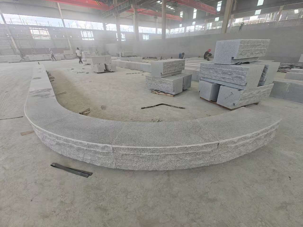 四平 芝麻白异形坐凳，自然面光面弧形加工