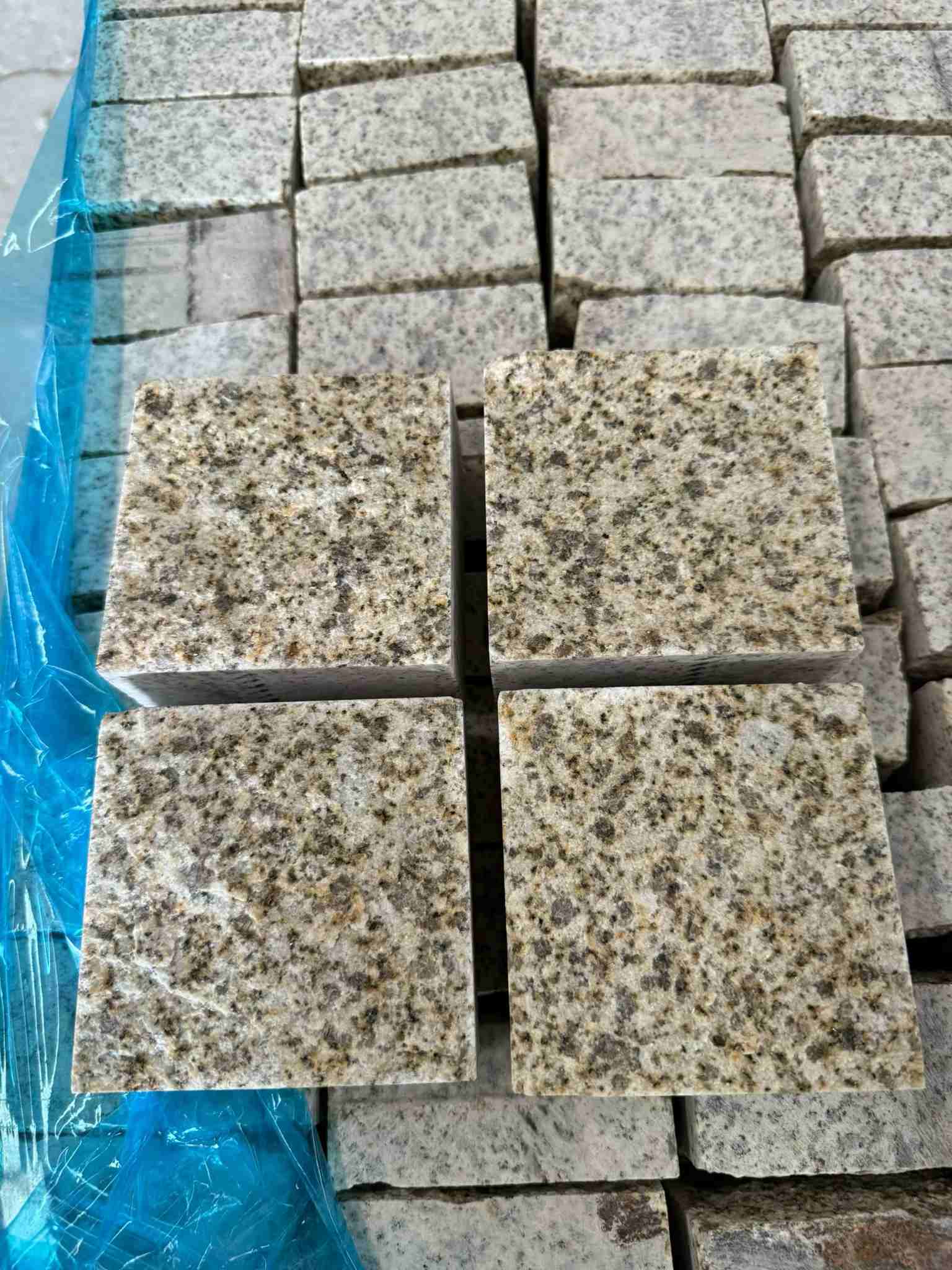 四平 黄金麻花岗岩自然面小方块，弹石，马蹄石等