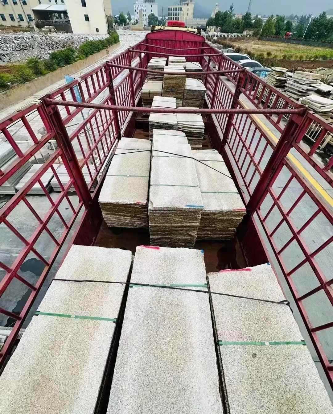 四平 黄金麻花岗岩荔枝面，光面毛板装车完成