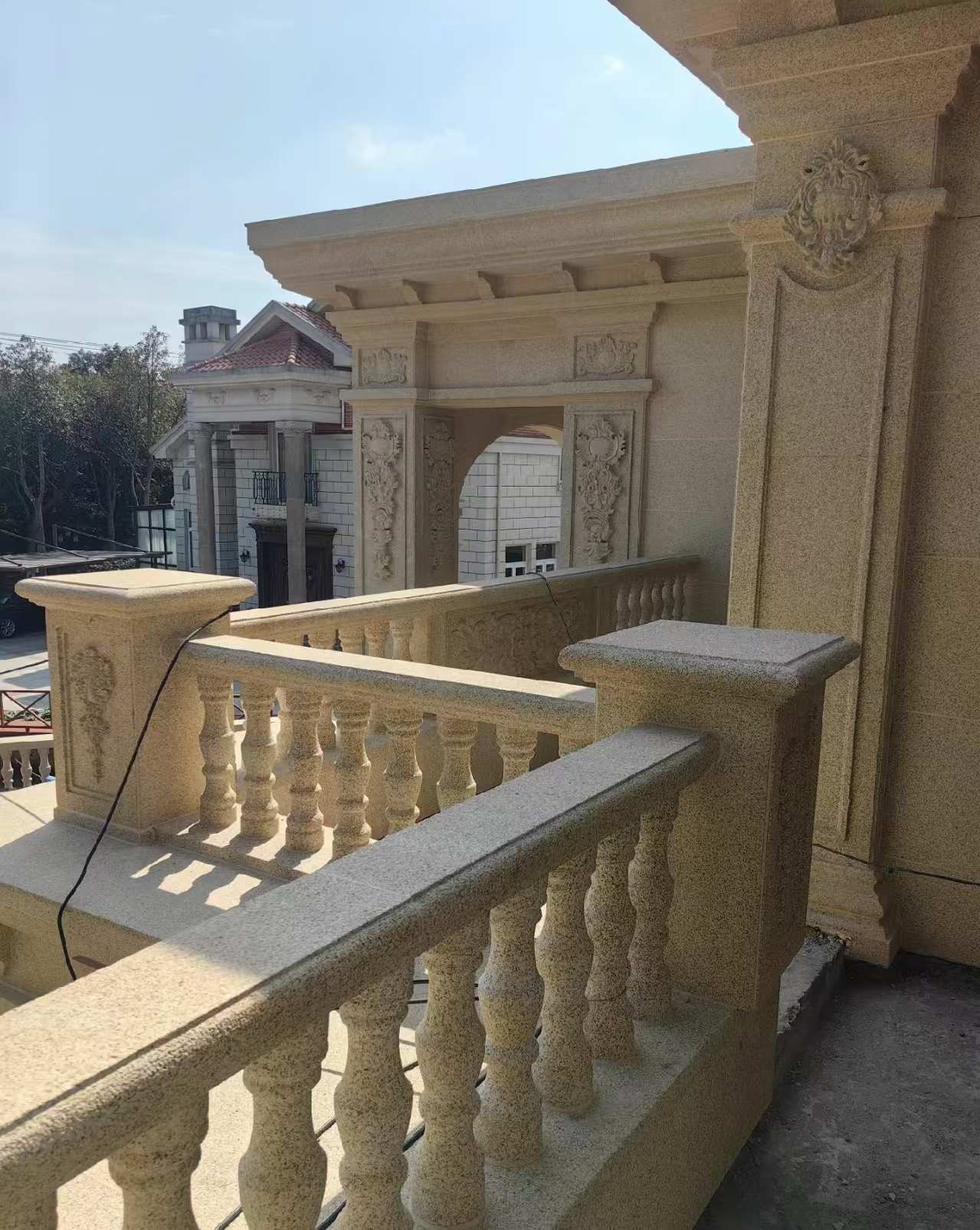 四平 黄金麻别墅外墙干挂雕花配合阳台栏杆花瓶柱