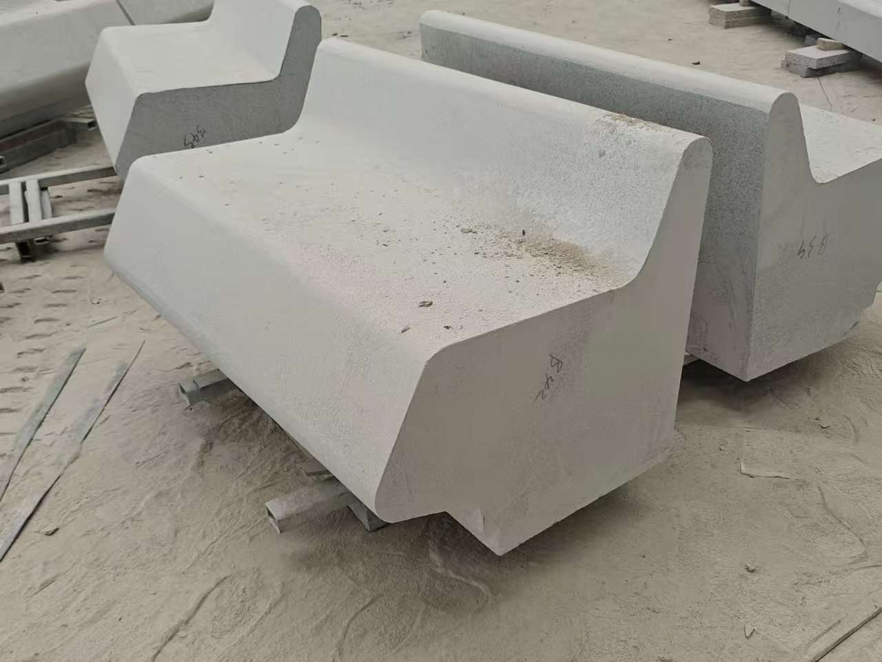 四平 芝麻白花岗岩异形坐凳，石凳