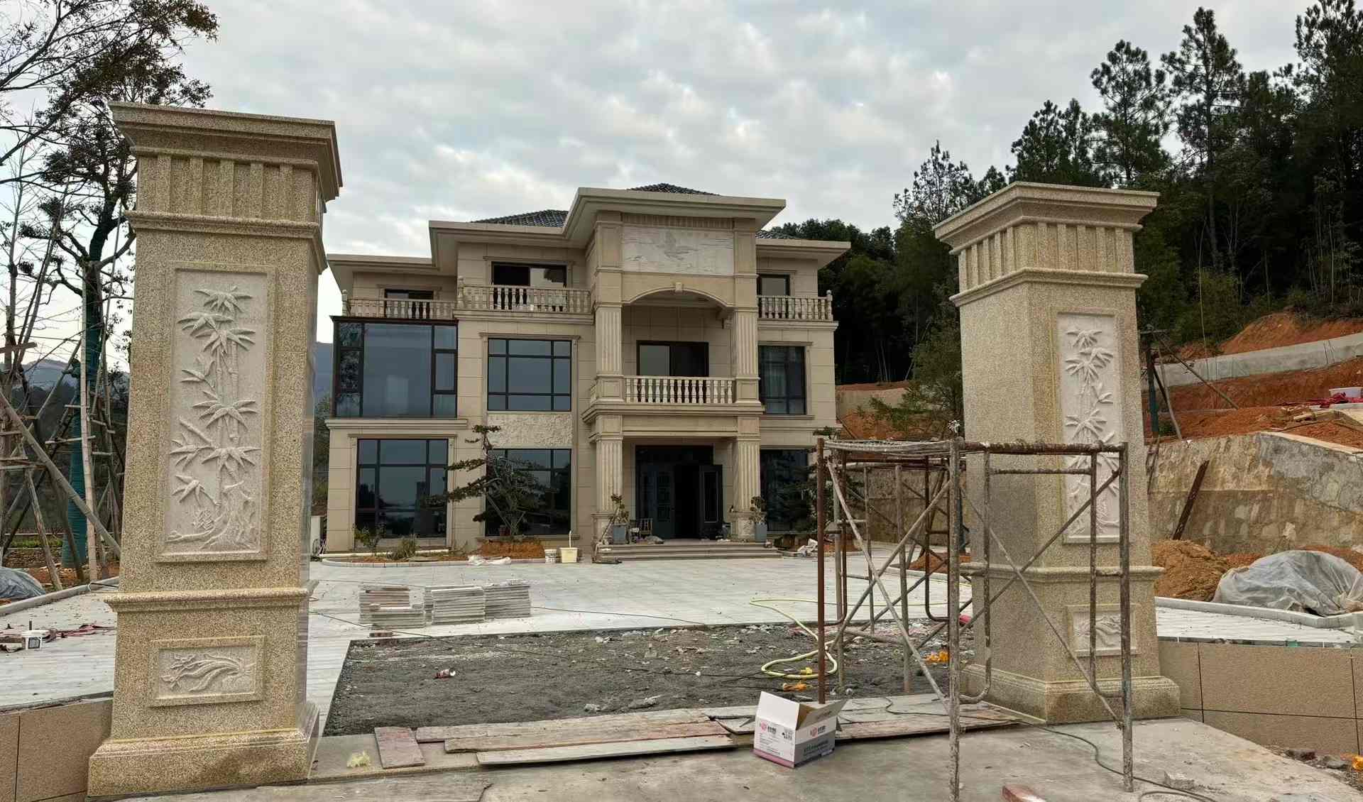 四平 黄金麻花岗岩别墅雕花外墙干挂配上门口雕花罗马柱