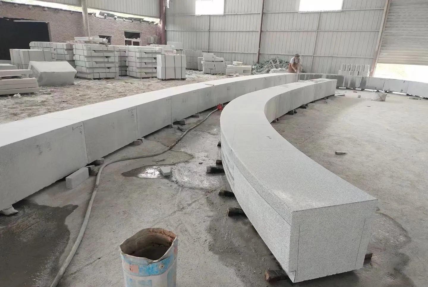 四平芝麻白花岗岩石板材 园林光面弧形坐凳