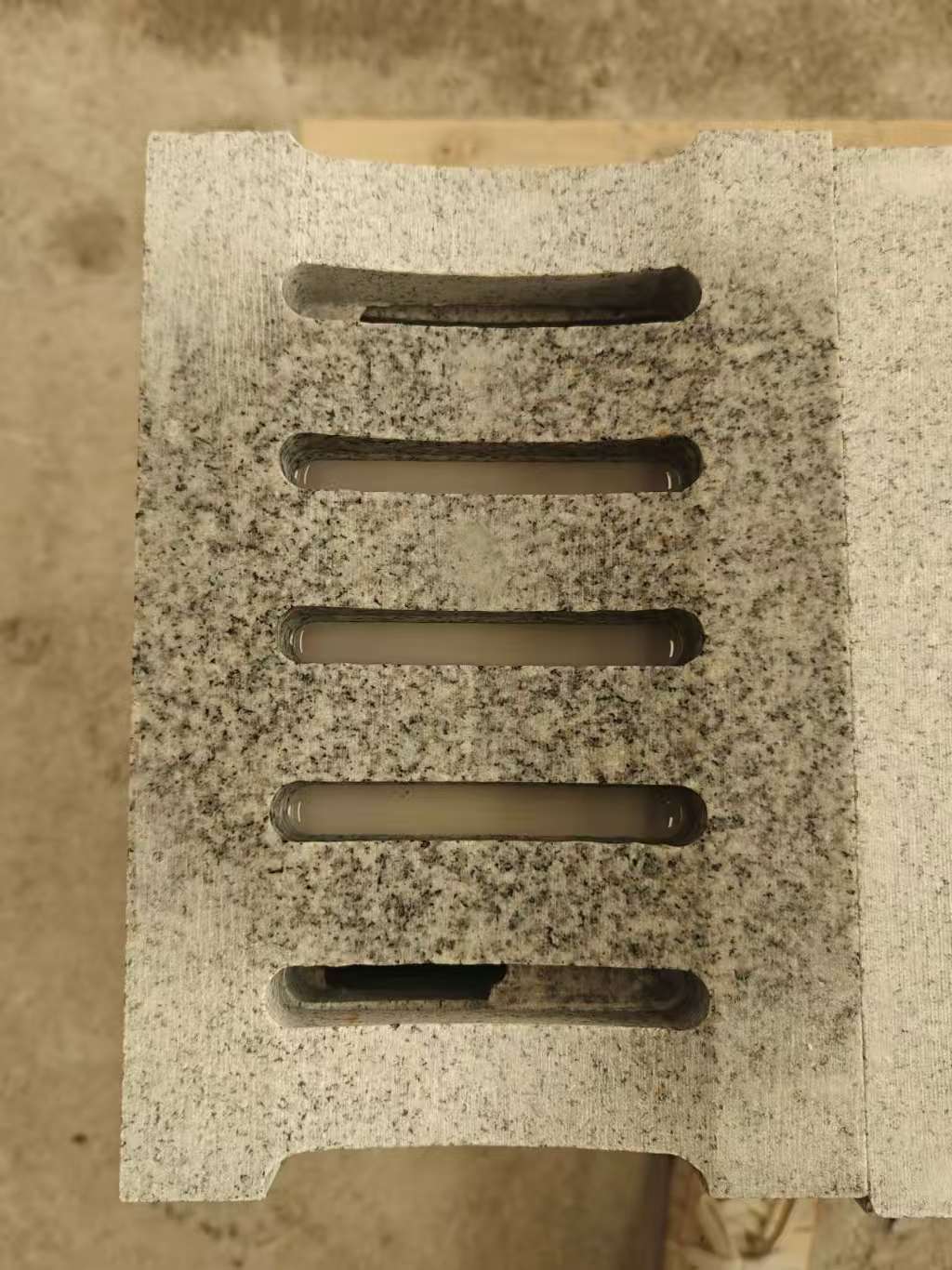 四平 芝麻白拉丝面花岗岩U型开槽排水槽